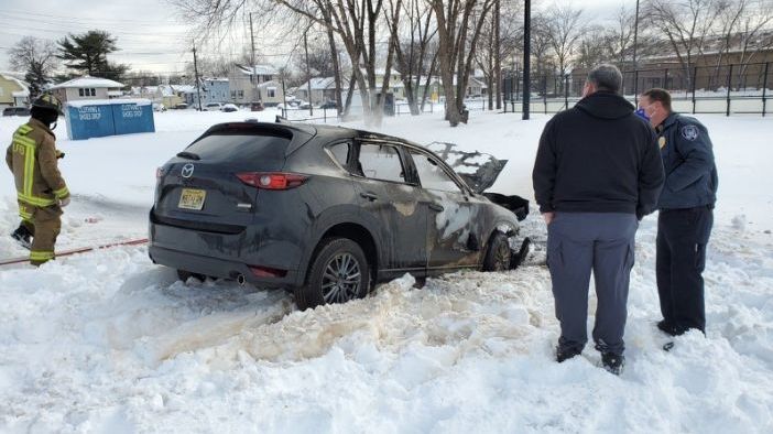 Američan túroval motor auta zapadlého ve sněhu. Vozidlo vzplálo a muž uhořel